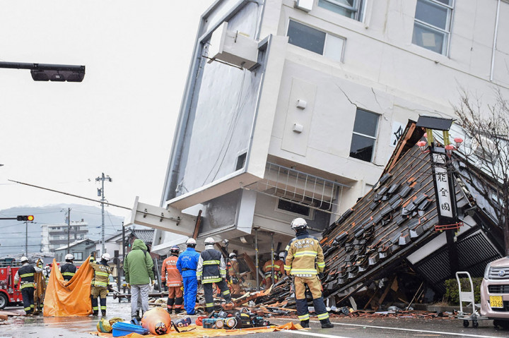 Gempa bermagnitudo 7,6 yang terjadi Senin lalu itu berpusat di dekat Noto yang berjarak 300 kilometer dari Tokyo. Gempa itu sempat memicu peringatan tsunami, dan memang di beberapa tempat muncul gelombang berukuran setinggi 1 meter.