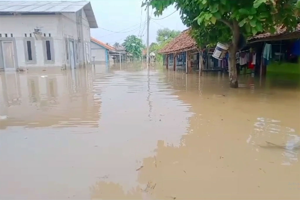 Ratusan rumah di Karang Ligar, Kabupaten Karawang, Jawa Barat terendam banjir. Air banjir yang merendam wilayah tersebut berasal dari luapan Sungai Cibeet dan Citarum.