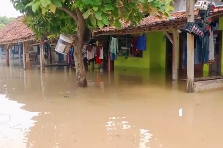 Berdasarkan data dari BPBD Kabupaten Karawang, rumah yang terendam banjir di Karang Ligar, Kecamatan Teluk Jambe Barat berjumlah sekitar 350, sementara itu jumlah warga yang menjadi korban banjir mencapai 900 an.