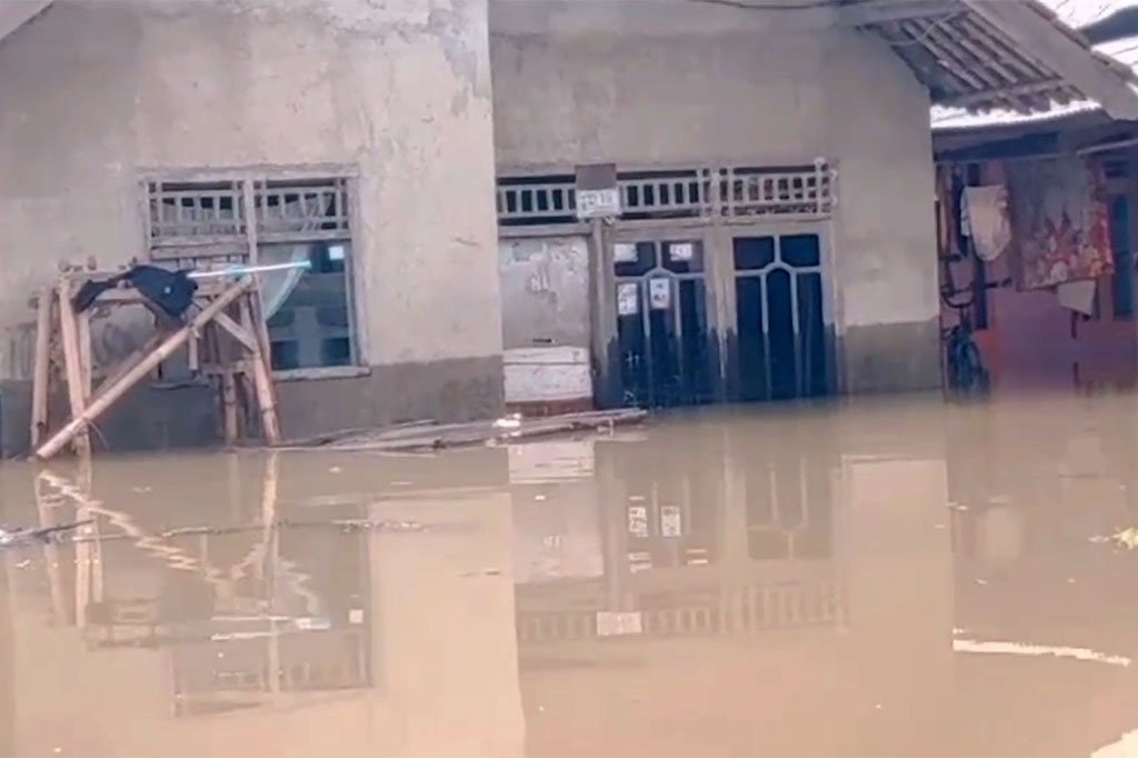 Untuk ketinggian banjir yang merendam wilayah ini bervariasi yakni mulai dari 70 hingga 110 centimeter.