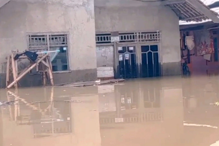 Untuk ketinggian banjir yang merendam wilayah ini bervariasi yakni mulai dari 70 hingga 110 centimeter.