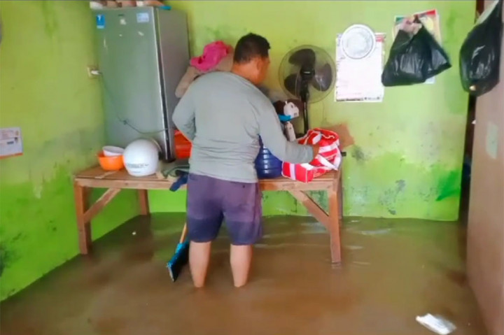 Sebagian warga yang rumahnya terendam banjir kini telah mengungsi ke rumah-rumah kerabatnya,sementara itu sebagian lagi masih bertahan di rumah masing-masing.