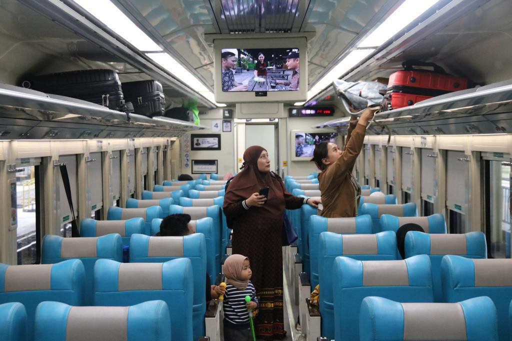 Manager Humas Daop 2 Bandung Ayep Hanapi, Kamis, 4 Januari 2024 mengungkapkan, Daop 2 Bandung masih memberlakukan tarif khusus untukrute dengan menggunakan kereta api-kereta api tertentu. Tarif khusus
dimaksudkan, untuk optimalisasi pendapatan angkutan penumpang dengan memanfaatkan idle seat.