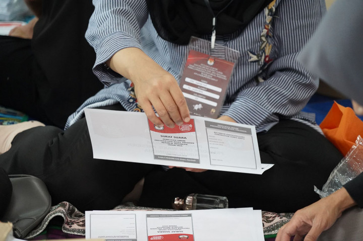 Sementara itu, Ketua Komisi Pemiliihan Umum (KPU) Kabupaten Garut Junaidin Basri mengatakan, untuk penyortiran dan pelipatan surat suara pada Pemilu 2024 melibatkan 2.007 orang mengingat jumlah surat suara di wilayahnya sebanyak 10.213.055 lembar dan semua petugas untuk lebih serius dalam tugasnya. Namun, petugas sortir dan lipat memang sudah matang salah satu mereka harus tetap menjaga keamanan dan kesehatan para petugas.