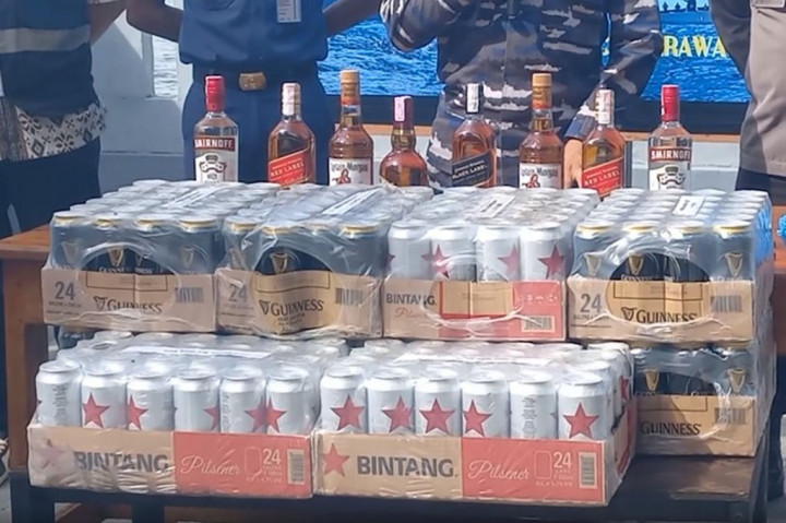 Pemusnahan ratusan Botol Minuman Keras beralkohol berbagai jenis dengan logo Import ini dilakukan pada Kamis, 4 Januari 2024, di pangkalan TNI Angkata Laut, Samabusa Nabire.