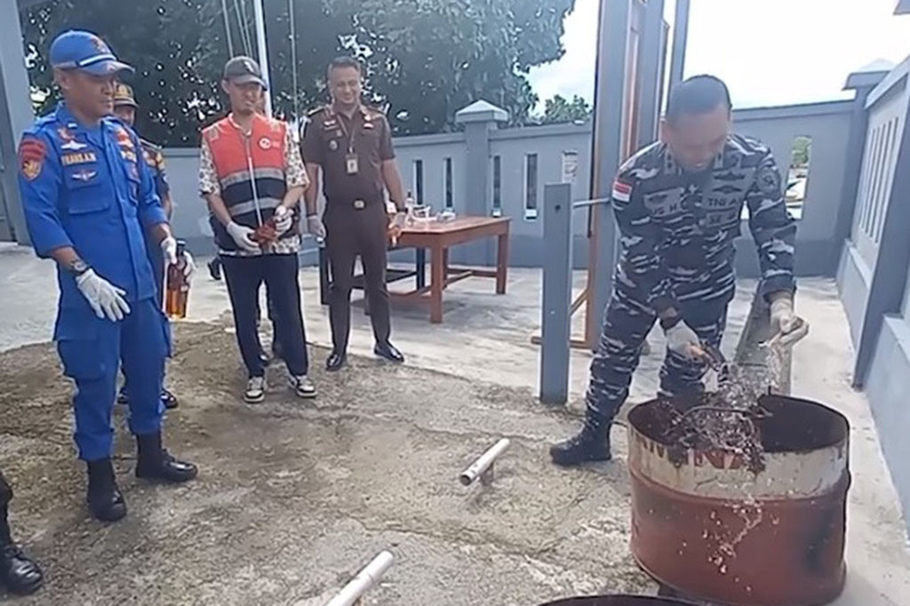 Pemusnahan dihadiri pihak Kepolisian, Kejaksaan, dan otoritas Dermaga Pelabuhan Laut Samabusa.
