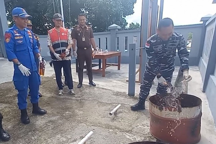Pemusnahan dihadiri pihak Kepolisian, Kejaksaan, dan otoritas Dermaga Pelabuhan Laut Samabusa.