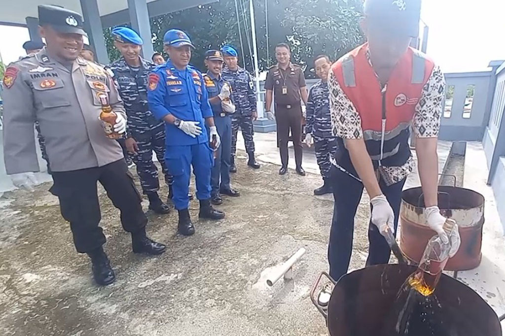 Ratusan Botol Minuman Keras beralkohol yang dimusnahkan merupakan Minuman Keras berbagai jenis yang berlogo Import.