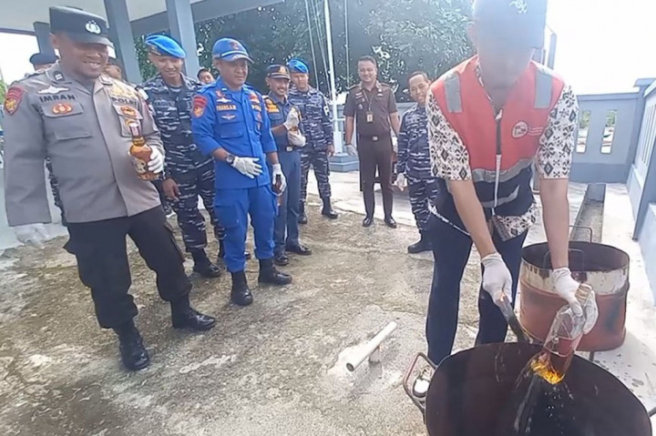 Ratusan Botol Minuman Keras beralkohol yang dimusnahkan merupakan Minuman Keras berbagai jenis yang berlogo Import.
