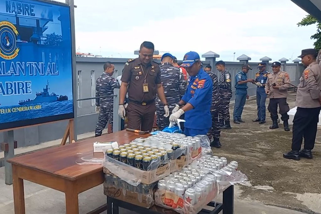 Minuman Keras ini diamankan aparat TNI Angkatan Laut, saat pelaksanaan Oprasi Militer selain perang, yang dilaksanakan dalam rangka pengamanan obyek vital Daerah, jelang malam Tahun Baru kemarin.