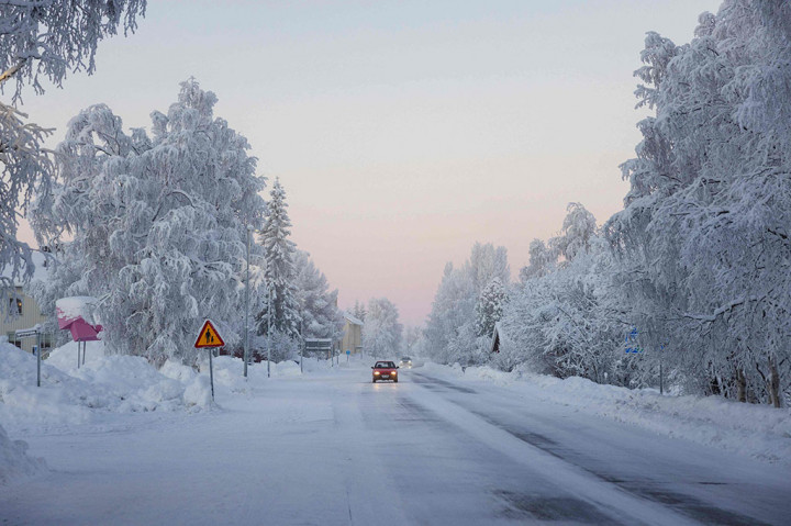 Salju dan embun beku menutupi jalan dan lanskap di desa Vittangi di kotamadya Kiruna di utara Swedia, di mana suhu turun hingga -43,6 derajat Celcius pada pagi hari di bulan Januari 3, 2024.