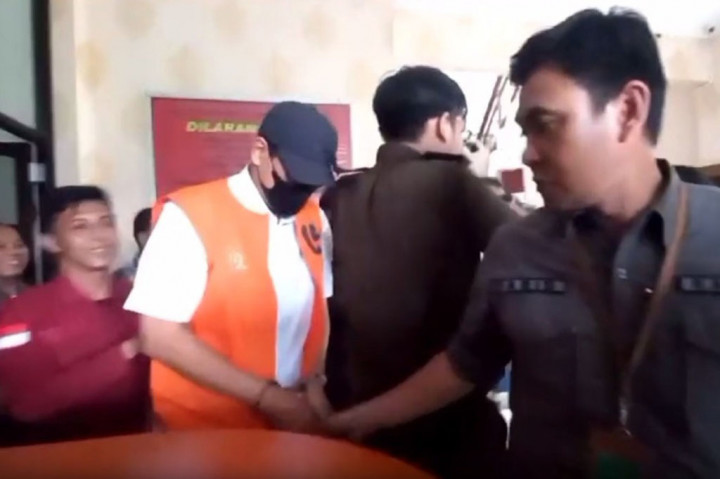 Usai ditetapkan sebagai tersangka kasus dugaan korupsi yang merugikan negara  Rp29,2 Miliar, Alwi Albar mantan Petinggi PT Timah Tbk langsung dititipkan Kejaksaan Tinggi (Kejati) Babel ke Lapas IIB Sungailiat Bangka.