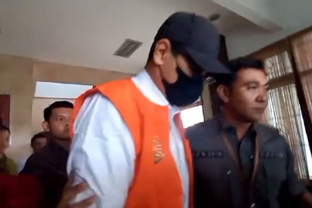 Asintel Kejati Babel, Fadil Regan mengatakan ia ditetapkan tersangka atas dugaan korupsi pengadaan barang dan jasa pada metode cutter suction dredge (CSD) di laut sampur dan metode washing plant (WP) di darat wilayah Tanjung Gunung Kabupaten Bangka Tengah pada PT Timah tahun anggaran 2017-2019.