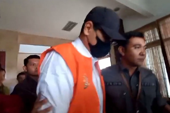 Asintel Kejati Babel, Fadil Regan mengatakan ia ditetapkan tersangka atas dugaan korupsi pengadaan barang dan jasa pada metode cutter suction dredge (CSD) di laut sampur dan metode washing plant (WP) di darat wilayah Tanjung Gunung Kabupaten Bangka Tengah pada PT Timah tahun anggaran 2017-2019.