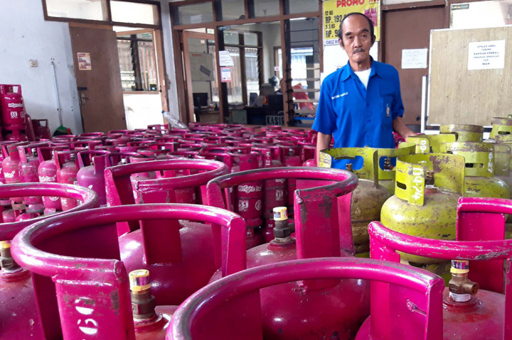Aturan baru pembelian elpiji 3 kg bersubsidi dengan syarat menunjukkan Kartu Tanda Penduduk (KTP) dan Kartu Keluarga (KK) belum efektif diterapkan di Kota Malang, Jawa Timur.