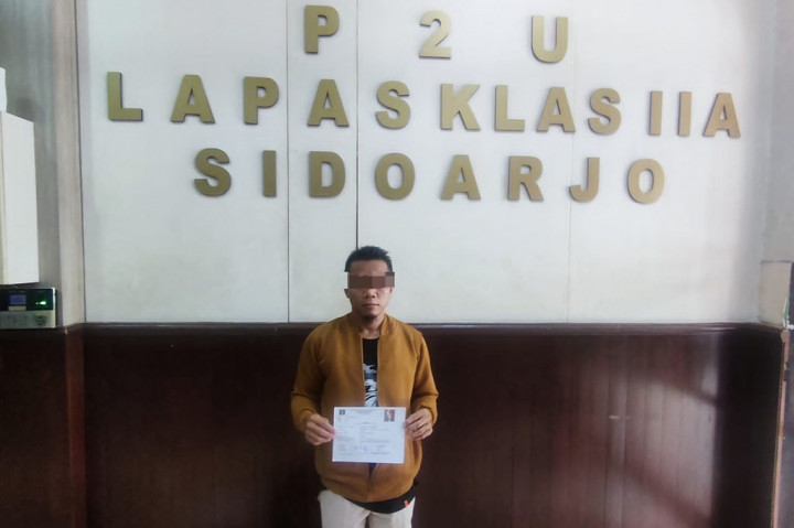 Tiga narapidana kasus terorisme (napiter) dinyatakan bebas dari dua lembaga pemasyarakatan (lapas) di Jawa Timur, Kamis, 4 Januari 2024. Ketiganya dinilai sudah masuk kategori hijau atau tingkat radikalisme, ekstrimisme dan kekerasan yang sudah rendah.