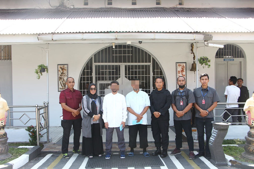 Selain itu, selama di lapas, ketiganya aktif mengikuti program rehabilitasi dan deradikalisasi intensif selama masa tahanan mereka. Program tersebut melibatkan konseling psikologis, pembelajaran agama yang moderat, serta pelatihan keterampilan untuk mempersiapkan mereka kembali ke masyarakat.