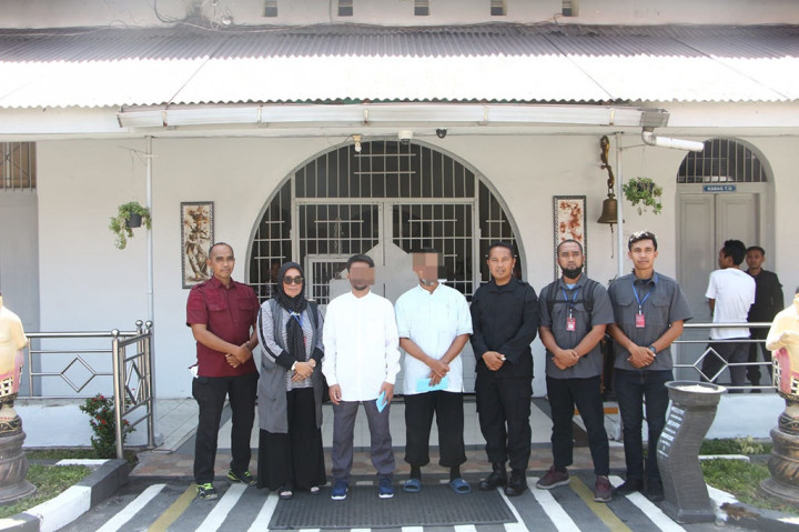 Selain itu, selama di lapas, ketiganya aktif mengikuti program rehabilitasi dan deradikalisasi intensif selama masa tahanan mereka. Program tersebut melibatkan konseling psikologis, pembelajaran agama yang moderat, serta pelatihan keterampilan untuk mempersiapkan mereka kembali ke masyarakat.