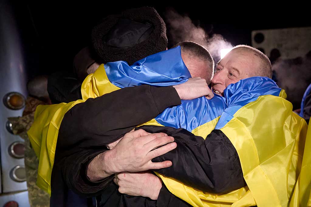 Dalam pernyataan yang hampir bersamaan, Kementerian Pertahanan Rusia dan Presiden Ukraina Volodymyr Zelensky mengumumkan masing-masing telah menerima lebih dari 200 tentara.