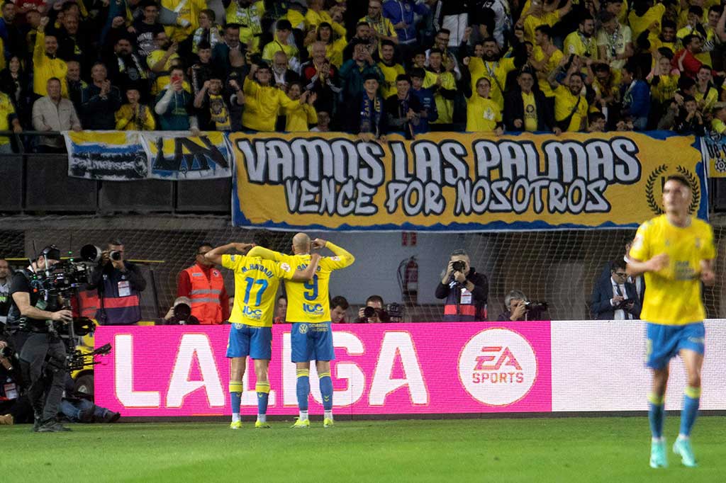 Las Palmas bermain menyerang sejak awal laga dan membuka keunggulan lewat mantan pemain Barca, Munir El Haddadi setelah meneruskan umpan silang Sandro Ramirez yang juga bekas pemain Barcelona. Skor 1-0 untuk tuan rumah pada menit ke-12.