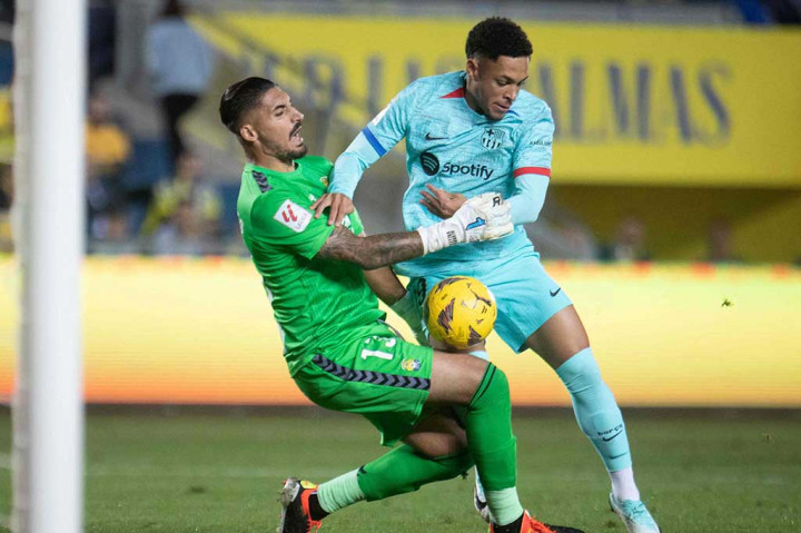 Barca mencoba membalas lewat sejumlah peluang, tetapi upaya mereka belum membuahkan hasil hingga turun minum. Skor 1-0 bertahan babak pertama.