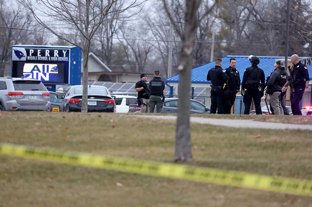 Aparat penegak hukum merespons penembakan di kompleks Sekolah Menengah Pertama dan Sekolah Menengah Atas Perry di Perry, Iowa, Amerika Serikat, Kamis, 4 Januari 2024. 