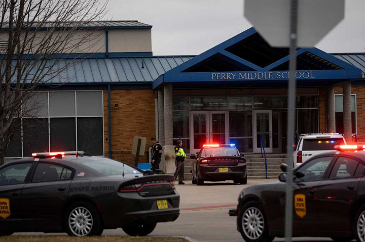 Penembakan yang terjadi sekitar pukul 07.30 memicu respons besar-besaran polisi dengan mengerahkan kendaraan darurat dan unit bersenjata ke SMP-SMA Perry, di mana kelas belum dimulai pada hari itu.