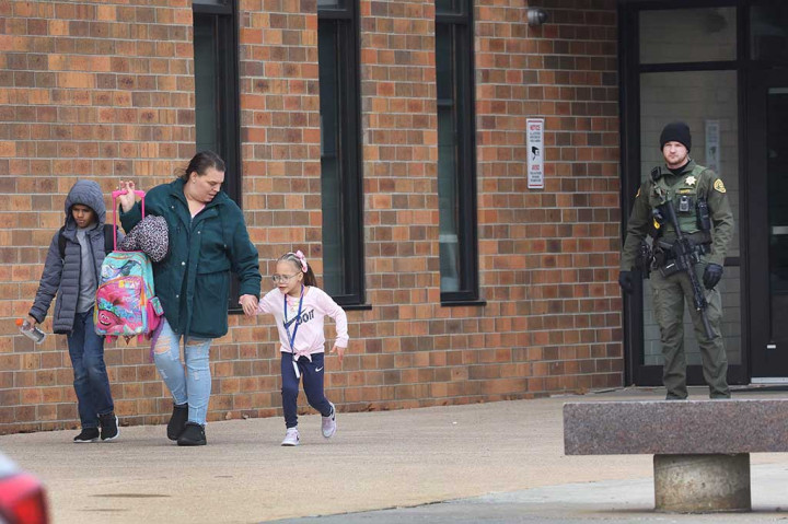 Korban yang meninggal berada di kelas enam, yang berarti berusia 11 atau 12 tahun, dan kemungkinan besar sedang bersekolah di sekolah menengah atas untuk mengikuti program sarapan, kata Mitch Mortvedt, asisten direktur Divisi Investigasi Kriminal Iowa.