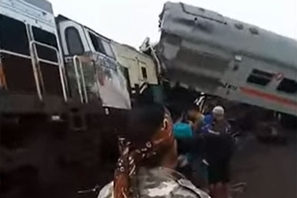 Tabrakan dua kereta api terjadi antara KA Turangga dengan KA Lokal Bandung di jalur petak Stasiun Cicalengka Kecamatan Cicalengka, Kabupaten Bandung, Jawa Barat, Jumat, 5 Januari 2024.