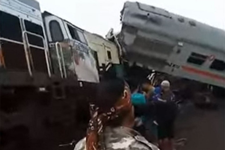 Tabrakan dua kereta api terjadi antara KA Turangga dengan KA Lokal Bandung di jalur petak Stasiun Cicalengka Kecamatan Cicalengka, Kabupaten Bandung, Jawa Barat, Jumat, 5 Januari 2024.