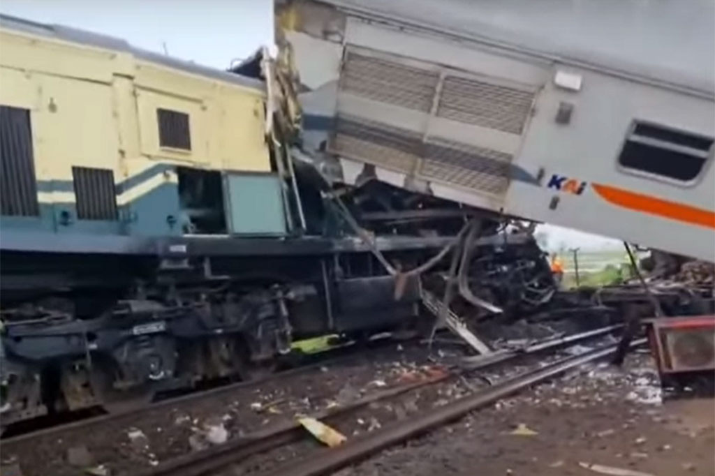 Manajer Humas KAI Daop 2 Ayep Hanepi membenarkan adanya kejadian tersebut yang berawal saat kedua kereta saling bertabrakan pada pukul 06.03 WIB. 