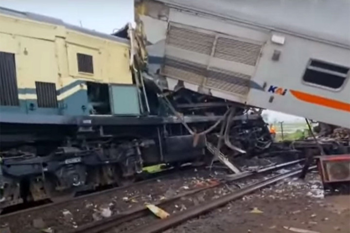 Manajer Humas KAI Daop 2 Ayep Hanepi membenarkan adanya kejadian tersebut yang berawal saat kedua kereta saling bertabrakan pada pukul 06.03 WIB. 