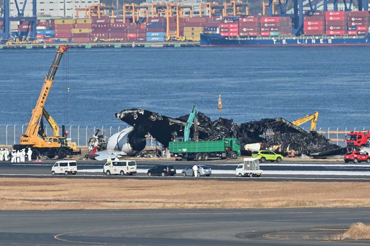 Japan Airlines juga mengkonfirmasi bahwa pekerjaan sedang dilakukan untuk mengeluarkan puing-puing pesawat mereka yang hancur setelah tabrakan dan terbakar pada hari Selasa, 2 Januari lalu.