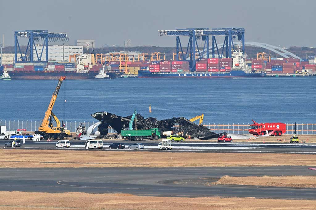 Airbus A350-900 milik JAL dengan nomor penerbangan JL516 itu tabrakan dengan pesawat De Havilland Canada Dash 8 milik Pasukan Penjaga Pantai Jepang di Bandara Haneda, Tokyo.