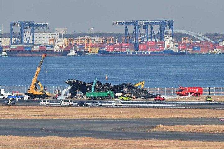 Airbus A350-900 milik JAL dengan nomor penerbangan JL516 itu tabrakan dengan pesawat De Havilland Canada Dash 8 milik Pasukan Penjaga Pantai Jepang di Bandara Haneda, Tokyo.