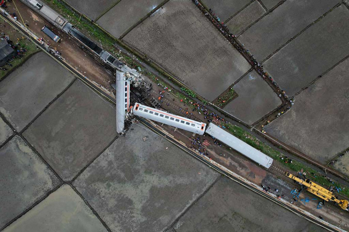 Tabrakan dua kereta api tersebut mengakibatkan tiga orang tewas dan 28 lainnya luka-luka. Menurut Kabid Humas Polda Jabar Ibrahim Tompo, korban tewas adalah masinis dan asisten masinis KA KRD Lokal Palarang-Cicalengka dan pramugara KA Turangga.