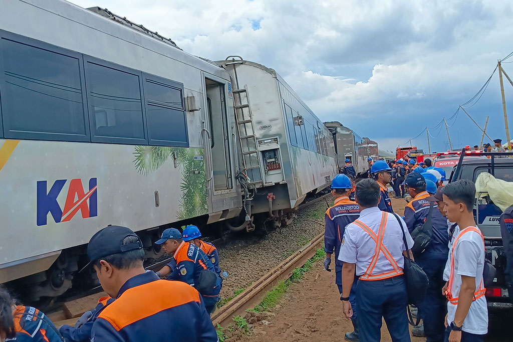 Kecelakaan kereta api yang terjadi di wilayah Kecamatan Cicalengka, Kabupaten Bandung, Provinsi Jawa Barat, mengakibatkan empat orang tewas dan 28 terluka. 