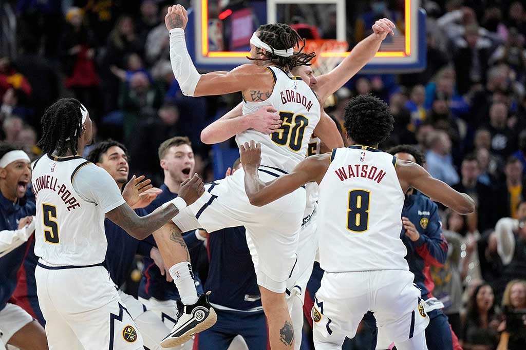 Nikola Jokic memberikan kemenangan untuk Denver Nuggets atas Golden State Warriors dengan skor 130-127, lewat tembakan tripoin yang dicetak saat buzzer tanda akhir laga berbunyi, Jumat, 5 Januari 2024.
