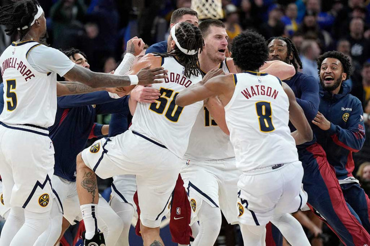 Tembakan tripoin buzzer beater Jokic tersebut lebih spesial lagi karena dicetak dari jarak 12 meter di lapangan Chase Center San Francisco California.