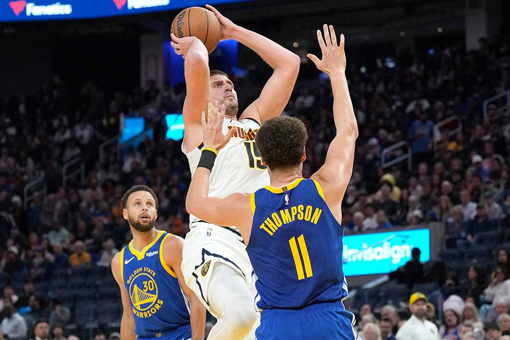 Nikola Jokic hampir mencatat triple-double dengan 34 poin, 10 assist, dan sembilan rebound. Aaron Gordon mencetak 30 poin, Jamal Murray menambahkan 25 poin, dan Peyton Watson 19 angka.