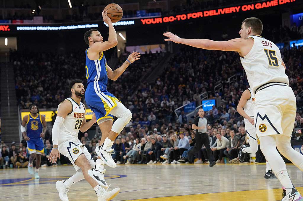 Sementara Stephen Curry menjadi top skorer untuk Warriors dengan 30 poin, Klay Thompson menambahkan 24 poin, dan Jonathan Kuminga 16 poin.