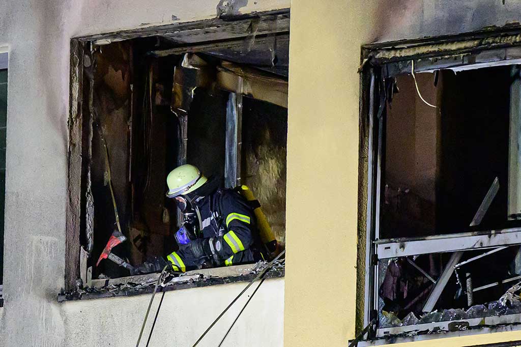 Seorang petugas pemadam kebakaran menyisir titik api saat terjadi kebakaran di rumah sakit di Kota Uelzen, Jerman utara, Kamis, 4 Januari 2024 waktu setempat.