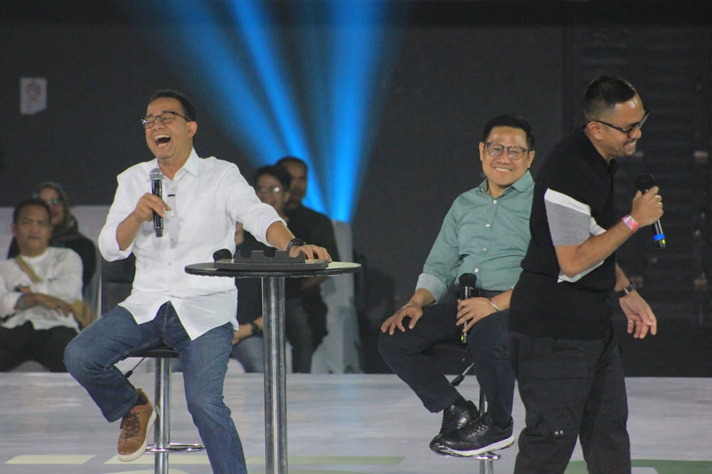 Anies menimpali jawaban Cak Imin. Menurutnya, baliho terlalu lama jika ingin mencalonkan diri sebagai presiden dalam waktu dekat. “Gini, Gus, kalau dari Baliho tu rutenya panjang, kalau mau cepet MK,” jawab Anies yang disambut dengan riuh tepuk tangan dan tawa pengunjung. 
