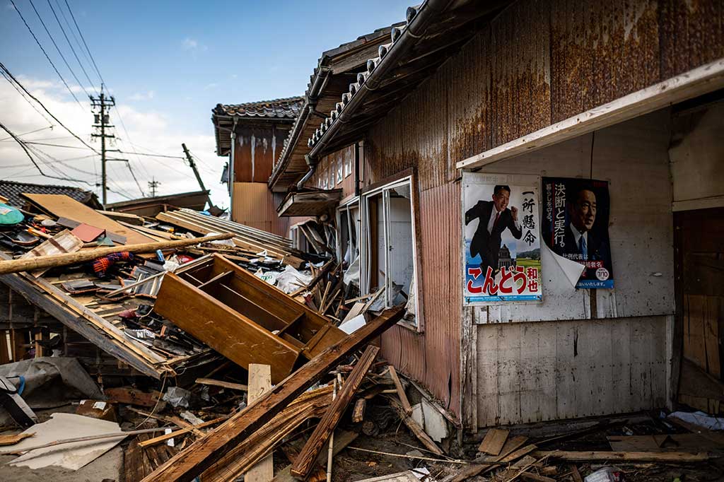 Sekitar 33.000 orang telah dievakuasi ke sekitar 370 tempat penampungan di Ishikawa, yang merupakan daerah yang paling parah terdampak gempa bumi dan mencatatkan korban jiwa terbanyak serta kerusakan infrastruktur terparah.