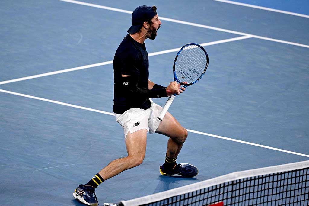 Namun, Thompson menolak untuk menyerah dan memanfaatkan beberapa unforced error yang dilakukan petenis Spanyol itu untuk merebut set kedua.