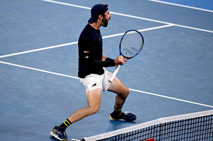 Namun, Thompson menolak untuk menyerah dan memanfaatkan beberapa unforced error yang dilakukan petenis Spanyol itu untuk merebut set kedua.