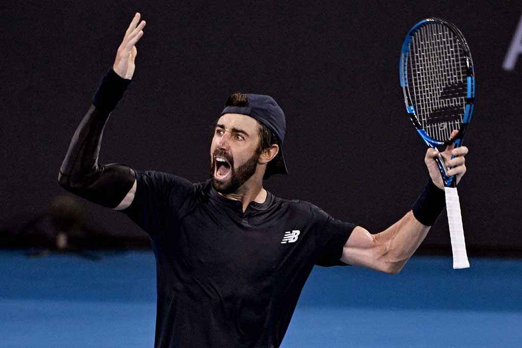 Pada set ketiga, Nadal mengambil waktu istirahat medis saat tertinggal 1-4 setelah membutuhkan perawatan pada paha kiri atas.

Dia mampu melanjutkan pertandingan tetapi tidak mampu membalas dan Thompson berhasil mempertahankan kegembiraan penonton tuan rumah dengan kemenangan 6-4.