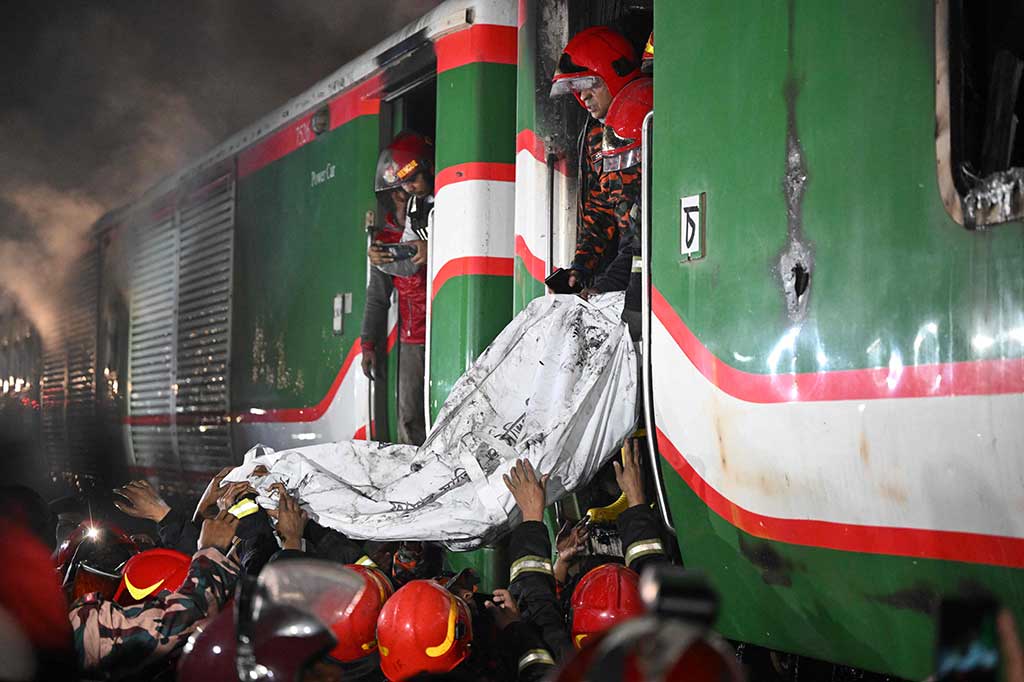 Sedikitnya lima orang tewas setelah sebuah kereta penumpang yang penuh sesak terbakar di Bangladesh, Jumat, 5 Januari 2024. Polisi mencurigai adanya serangan pembakaran selama kerusuhan menjelang pemilu nasional yang diboikot oleh oposisi.