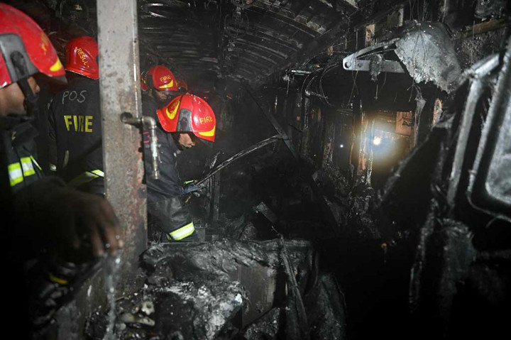 Somoy TV menyebutkan beberapa warga negara India juga ikut bepergian dengan kereta tersebut. “Kami menduga insiden kebakaran itu merupakan tindakan sabotase,” kata kepala polisi Anwar Hossain kepada AFP, tanpa memberikan rincian lebih lanjut. 
“Kami berhasil menyelamatkan banyak orang. Namun api menyebar dengan cepat,” katanya.