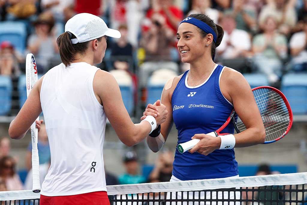 Hurkacz, yang menduduki peringkat sembilan dunia, tertinggi dalam kariernya, mengalahkan petenis kidal Adrian Mannarino 6-3, 7-5 di Sydney, sebelum petenis nomor satu dunia Swiatek menumbangkan Caroline Garcia 4-6, 6-1, 6-1.